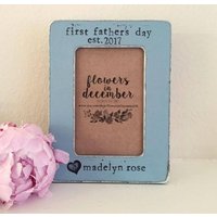 Personalisierter Erster Vatertags-Bilderrahmen Handgestempeltes 4x6-Foto Personalisierter Erster Vatertags-Bilderrahmen Handgestempeltes 4x6-Foto von FlowersinDecemberDS