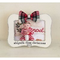 Personalisierter Erster Weihnachtsbilderrahmen 2025, Personalisiertes Schleifengeschenk, Handgemachtes Weihnachtsdekor von FlowersinDecemberDS