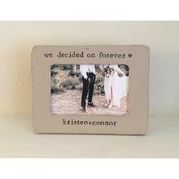 Personalisierter Hochzeitsbilderrahmen Handgestempelt, "We Decided On Forever" Personalisierter Hochzeitsbilderrahmen Handgestempelt, "We Decided On Forever" von FlowersinDecemberDS