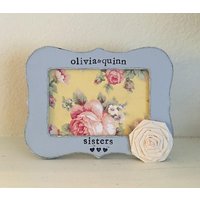 Personalisierter Schwestern Bilderrahmen Handgestempeltes Vintage Floral 100x150 Personalisierter Schwestern Bilderrahmen Handgestempeltes Vintage Floral 100x150 von FlowersinDecemberDS