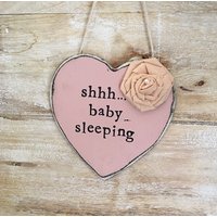 Schlafendes Baby Zeichen, Türschild, Bitte Nicht Stören, Herz Geschenk, Babyparty Geschenkidee, Kinderzimmer Türschild Schlafendes Baby Zeichen, Türschild, Bitte Nicht Stören, Herz Geschenk, Babyparty Geschenkidee, Kinderzimmer Türschild von FlowersinDecemberDS