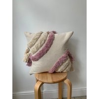 Beige Boho Überwurf Baumwolle Kissenbezug, Rosa Getuftete Kissen, Handgemachtes Quaste Housewarminggeschenk von FloydhomeBoutique