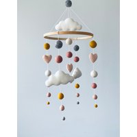 Baby Mädchen Mobile/Kinderzimmer Handgemachte Geschenk Filz Spielzeug Krippe Dekoration Filzkugel von FluffyTailsByMia