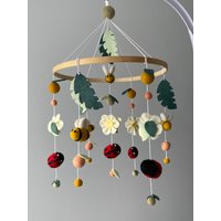 Biene Mobile/ Marienkäfer Mobile/ Baby Mädchen Handgemachte Shower Geschenk/ Krippe Filzkugel Mobile von FluffyTailsByMia