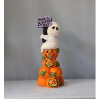 Halloween-Geist Keramik, Kürbisstapel-Geist-Dekoration, Geist, Das Have A Bootiful Day-Zeichen Hält, Halloween-Dekoration, Keramikgeist-Zeichen von FlutterbyConnections