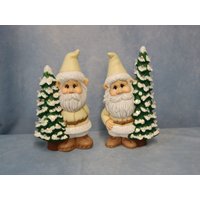 Handbemalte Keramik Winterzwerge Mit Beleuchtetem Weihnachtsbaum von FlutterbyConnections