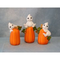 Handbemalte Mini Geister Trio, Kletternde Kürbisse von FlutterbyConnections