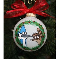 Handbemaltes Personalisiertes Glas-Ornament Mit Den Regulären Shows Mordechai Und Rigby, Die Durch Einen Weihnachtskranz Spähen von FlutterbyConnections