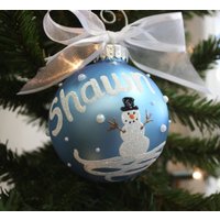 Handgemalter Schneemann-Namensanhänger Blaue Glühbirne Handgemalter Schneemann-Namensanhänger Blaue Glühbirne von FlutterbyConnections