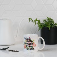 Hinter Jeder Erfolgreichen Frau Steht Sie Selbst - 11 Unzen Keramikbecher Inspirational Becher Weibliche Power Geschenk Für Mama Freund Boxed von FlyPaperProducts
