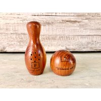 Vintage Hölzerne Bowlingkegel Und Kugelsalz - Pfefferstreuer; Wildwood, Nj von FlyingCheerioStudio