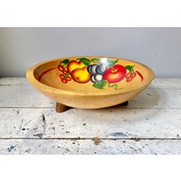 Vintage Munising Fuß Schale Aus Holz Mit Handbemalten Früchten von FlyingCheerioStudio