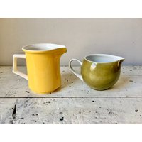 Zwei Mid Century Mod Mikasa Milchknähchen in Gold Und Oliv von FlyingCheerioStudio