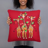 Festliche Weihnachten Giraffe Kissen Urlaub Thema Lustig Zeichnung Deko Safari Freund Urlaubsgeschenk von FlyingswanstudioArt