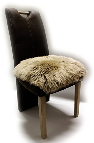 Besonders schöne Sitzauflage aus echtem Lammfell mit den Grundmaßen von 40x40 cm - gemütliches Sitzkissen mit einmaligem Wollbild als Stuhlauflage, Dekokissen, Couch- und Sesselauflage. von Förster-Fellnest