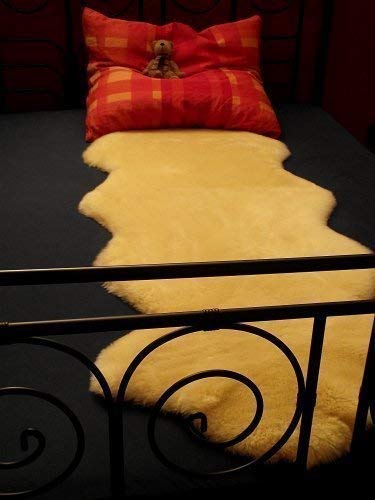 Große Betteinlage aus echtem Lammfell in Naturform! Schaffell als Bettfell, Unterbett, Fellteppich oder Couchauflage, Sesselauflage, Fellform in ca. 70x200 cm von Förster-Fellnest