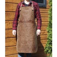 Tolle Lederschürze | Leichtes Antikleder Handgefertigt - Als Arbeitschürze, Schweißerschürze Und Grillschürze, Cognac Tabak Braun Tolle Lederschürze | Leichtes Antikleder Handgefertigt - Als Arbeitschürze, Schweißerschürze Und Grillschürze, Cognac Tabak Braun von FoersterFELLNEST