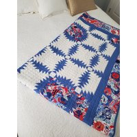 Moderner Twist Auf Traditionellem Quilt Design, Blau Rot Und Weiß Modern von FogAndFieldQuiltCo