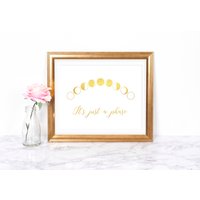 Es Ist Nur Eine Phase, Mondphasen Zeichen, Benutzerdefinierte Goldfolie Druck, Mondzyklus, Nachthimmel, Wohnzimmer Dekor, Lustiges Zeichen Humor von FoiledAgainPrints
