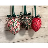 Papier Tannenzapfen Weihnachtsschmuck | Einzigartiges Handgefertigtes Weihnachtsgeschenk Bauernhaus Baumschmuck Gastgeschenk Weihnachtsbaum Dekor von FoldHearted