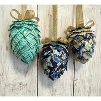 3Er Set Kleine Papier Tannenzapfen Weihnachtsornamente | Navy, Aqua & Gold Baumschmuck Blauer Feiertags-Dekor Handgefertigtes Geschenk von FoldHearted
