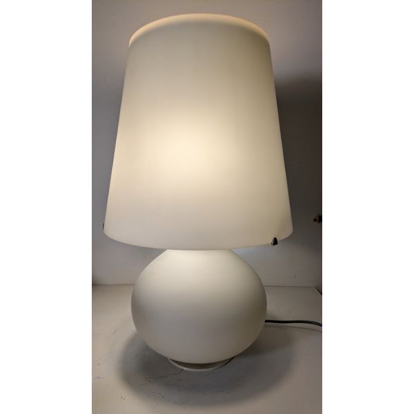 Max Ingrand 1853 Tischlampe aus weiß satiniertem mundgeblasenem Glas (50er Jahre), FontanaArte von FontanaArte