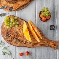 Servierbrett Personalisiert, Benutzerdefiniertes Charcuteriebrett, Käsebrett, Rustikales Holzgeschenk Für Paare, Einzigartiges von ForestDecorShop
