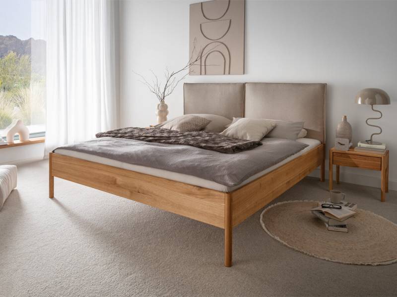 Forestales Massivholzbett San Diego 140 x 200 cm Wildeiche, natur geölt mit Kopfteil XVII, Beige 101 eine Nachtkommode von Forestales
