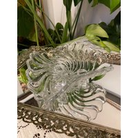 Vintage Wave Swirl Footed Pedestal Candy Dish - Klares Glas Entzückende Boho Chic Servierschale Schmuckstück Vanity von ForestandFaye