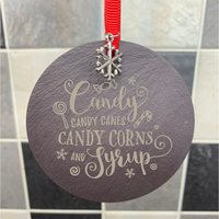 Elfe Zitat Zuckerstangen Und Sirup Christbaumkugel Dekorationen Natur Schiefer Elfe Zitat Zuckerstangen Und Sirup Christbaumkugel Dekorationen Natur Schiefer von ForeverEtchedGifts