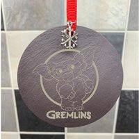 Gremlins Gizmo Christbaumkugel Dekoration Natur Schiefer Retro von ForeverEtchedGifts