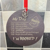 The Grinch Quote My Day - I'm Booked Christbaumkugel Dekoration Natur Schiefer von ForeverEtchedGifts