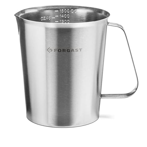 Forgast Edelstahl Krug mit Messbecher | 1,5L Liter | Metallkrug | Milchkanne | für Milch, Wasser, Limonade, Cocktails und Saft, (FG11028) von Forgast