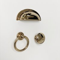 "Polierter Hellgoldener "Capri" Cup-Schubladenknauf, Ring-Zug Oder Runder Möbelknopf." Messing Fingergriff von ForgeHardwareStudio