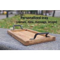 Serviertablett, Holztablett, Benutzerdefiniertes Tablett, Kaffeetischtablett, Kaffeetablett, Personalisiertes Hochzeitsgeschenk, Hochzeitstablett von ForgedCommodities
