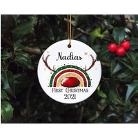 Personalisierte Baby Erste Weihnachtskugel, Personalisierte Tree Dec, Regenbogen Christbaumkugel von Forgetmeknotwales