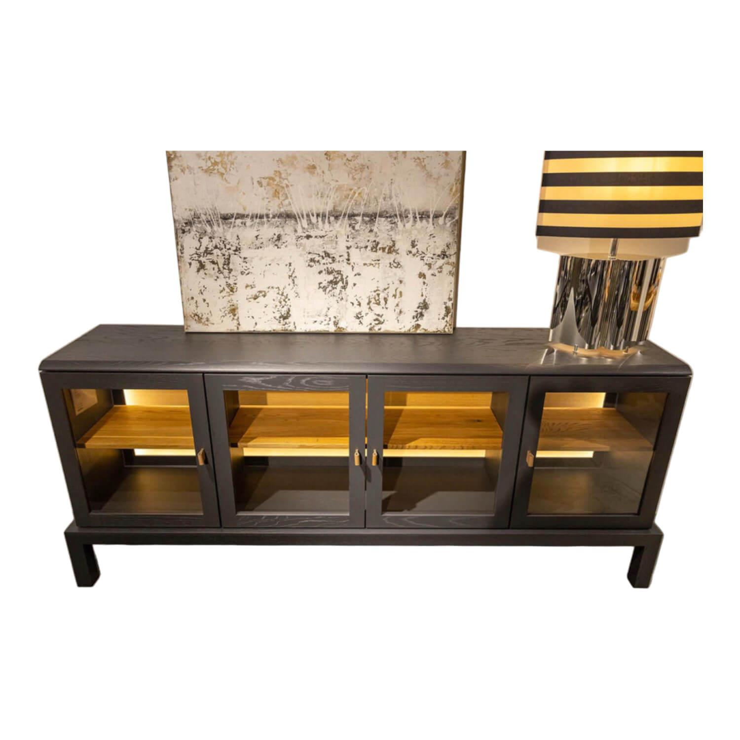 Sideboard Hampton Eiche Anthrazit Gebeizt Türen Klarglas 3 Einlegeböden Griff Le... Sideboard Hampton Eiche Anthrazit Gebeizt Türen Klarglas 3 Einlegeböden Griff Le... von Form Exclusiv