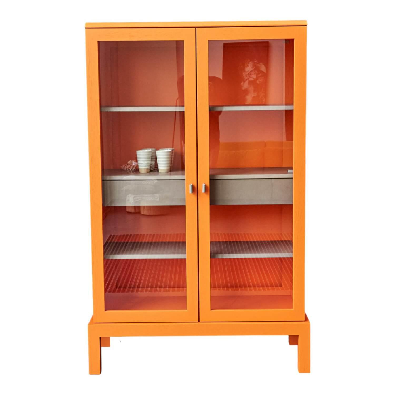 Vitrine Hampton Eiche Massiv Geölt Offenporig Lackiert In Pantone Orange Tür Kla... Vitrine Hampton Eiche Massiv Geölt Offenporig Lackiert In Pantone Orange Tür Kla... von Form Exclusiv