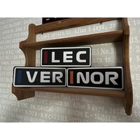 F1 Led Leuchtschild Mit Fahrer-Kürzel Und Teamfarbe | Personalisierbares Formel 1 Namensschild Deko Für Fans Gaming Setup F1 Led Leuchtschild Mit Fahrer-Kürzel Und Teamfarbe | Personalisierbares Formel 1 Namensschild Deko Für Fans Gaming Setup von FormulaPrinting