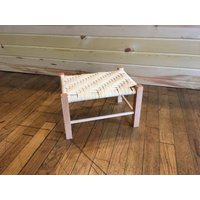 Auf Lager Gewebter Goldener Pekannuss-Fußhocker Mit Schöner Gebeiztem Holz Versiegelte Schilf-Kinderbank-Natürlicher Gewebter von LostArtHomestead