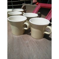 Frühe Retro Spät Mitte Jahrhundert Kaffeetassen Von Usa Keramik Flair Winkel Tops von ForwardMotionDesigns
