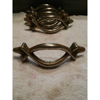 Frühling-Verkauf Reduziert Original Mitte Jahrhundert Modern Bow Stil Schublade Ziehen Frühling-Verkauf Reduziert Original Mitte Jahrhundert Modern Bow Stil Schublade Ziehen von ForwardMotionDesigns