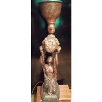 Reduzierte Art Nouveau Spelter Vintage Alter Metall-Statue Lampe Mit Kupfer Fackel Stil Schatten Verkauft Wie von ForwardMotionDesigns