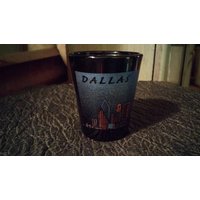 Retro Schwarz Glas Shotglass Mit Blue Dallas Tx Skyline Grafik von ForwardMotionDesigns