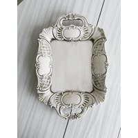 Barockes Tablett Aus Geschnitzter Weißer Keramik, Dekoratives Vintage-Tablett, Schicke Servierplatte, Innen - Oder Außendekoration von FouilleVintage