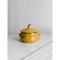 Gelbes Vintage-Keramikgefäß Mit Deckel, Zuckerdose Aus Glasiertem Steinzeug, Retro-Dekodose, Küchenaccessoire Oder Geschenkaufbewahrung von FouilleVintage