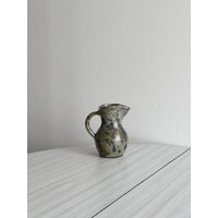 Wunderschöner Kleiner Vintage-Krug Aus Glasiertem Steingut, Handgefertigtes Stück in Grün - Und Blautönen, Rustikaler Stil, Wabi-Sabi-Keramik von FouilleVintage