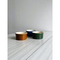 Trio Aus Emaillierten Keramik-Auflaufförmchen, Terrakotta-Töne, Waldgrün Und Marineblau, Retro-Küche, Praktisch Für Aperitif, Dessert Oder Saucen von FouilleVintage