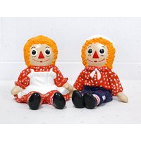 1970Er Jahre Rtagdy Ann Und Andy Buchstützen, Bobbs Merrill Bemalte Keramik Figur 70Er Vintage Buchstützen von FoundMyChildhood