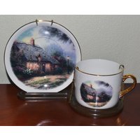 Thomas Kinkade Moonlight Cottage Tasse Und Untertasse Mit Ständer von FoundTeaSetTreasures